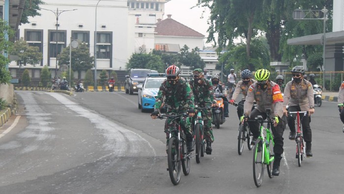Polisi sosialisasi protokol kesehatan dengan bersepada