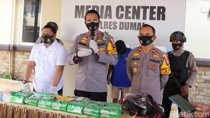 Polres Dumai tangkap 2 kurir sabu yang dikendalikan napi di lapas Pekanbaru (Chaidir Tanjung/detikcom)