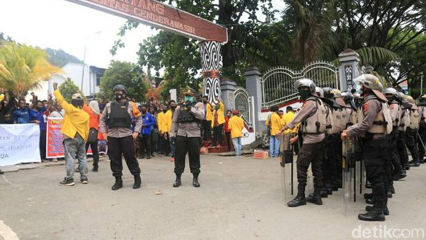 Polresta Jayapura membubarkan demo penolakan Otsus Papua II di Jayapura (Wilpret S/detikcom)
