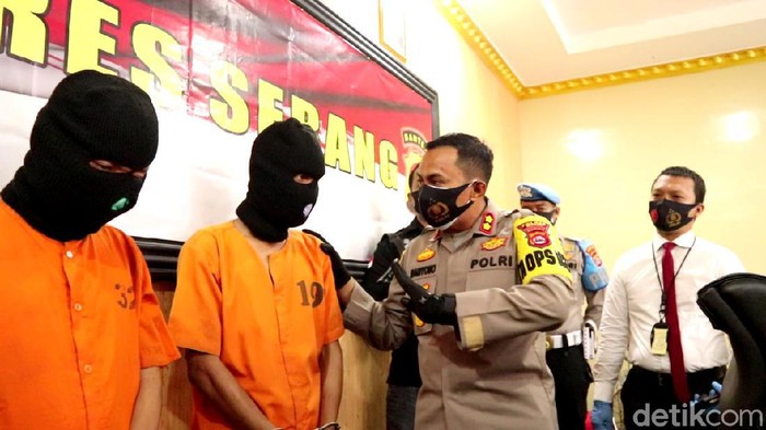 Dua pria inisial TP dan AS yang merupakan pekerja di sebuah perusahaan kurir ditangkap polisi Polres Kabupaten Serang. Keduanya, melakukan penggelapan 2.256 sepatu ekspor merek New Balance dari sebuah pabrik sepatu di Serang.