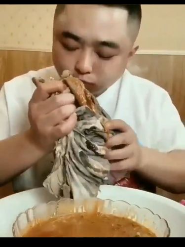 Pria Mukbang Babat, Netizen Sebut Kayak Makan Kain Lap Kotor