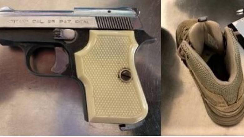 Pria selundupkan pistol di sepatu Pria selundupkan pistol di sepatu