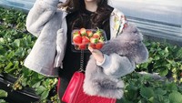 Ini adalah momen saat Ranty Maria memetik buah strawberry. Mendapatkan buah berukuran besar dari biasanya, Ranty Maria pun berpose bersama dengan strawberry. Foto: Instagram @rantymaria