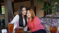 Posenya yang manis kerap kali membuat netizen salah fokus. Bahkan yang menyebut posenya lebih manis daripada es teh manis di hadapannya. Foto: Instagram @rantymaria