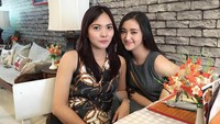 Nah, ini salah satu bukti bahwa Ranty Maria gemar nongkrong di kafe kekinian. Kafenya didominasi warna abu-abu sepadan dengan busana yang dikenakannya. Foto: Instagram @rantymaria