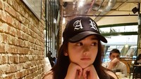 Begitu pun dengan pose yang satu ini. Dengan pose candid, kecantikan Ranty Maria berhasil membuat penggemarnya terkesima. Foto: Instagram @rantymaria