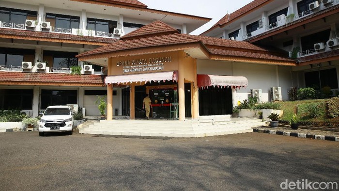 Graha Wisata Ragunan menjadi salah satu lokasi yang ditetapkan menjadi tempat isolasi pasien COVID-19 oleh Pemerintah Provinsi (Pemprov) DKI Jakarta.