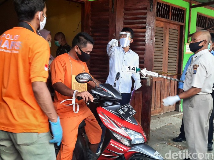 Rekonstruksi penganiayaan balita hingga tewas oleh ibu dan pacarnya di Sleman, Senin (28/9/2020). Balita AF (4,5) tewas pada Sabtu (8/8).