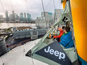 Punya Nyali Lebih? Coba Menginap di Tenda Gantung Ini