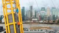 Untuk bisa staycation di penginapan ekstrem ini, traveler tidak akan dipungut biaya alias gratis karena merupakan bagian dari kampanye terbaru perusahaan mobil Jeep. Traveler juga akan diajak tur di rooftop O2 Arena. (dok. Jeep)
