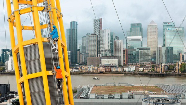 Untuk bisa staycation di penginapan ekstrem ini, traveler tidak akan dipungut biaya alias gratis karena merupakan bagian dari kampanye terbaru perusahaan mobil Jeep. Traveler juga akan diajak tur di rooftop O2 Arena. (dok. Jeep) Untuk bisa staycation di penginapan ekstrem ini, traveler tidak akan dipungut biaya alias gratis karena merupakan bagian dari kampanye terbaru perusahaan mobil Jeep. Traveler juga akan diajak tur di rooftop O2 Arena. (dok. Jeep)