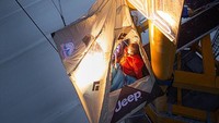 Traveler tinggal siapkan nyali lebih saja buat tidur di atas ketinggian. Kalau hujan, traveler sudah dibekali dengan rain cover, serta sleeping bag hangat alias kedap udara dingin. (dok. Jeep)