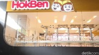Penjualan menurun drastis karena sedikitnya pengunjung, seiring dengan penerapan PSBB yang melarang makan di tempat atau dine-in.
