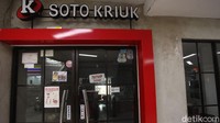 Penerapan PSBB mewajibkan tempat makan atau restoran melarang pengunjung untuk makan ditempat. Hal tersebut membuat para pemilik restoran kehilangan pembelinya.