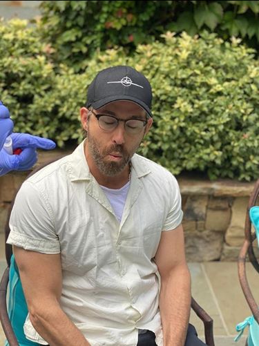 Ryan Reynolds jalani swab test sebelum syuting Red Notice.