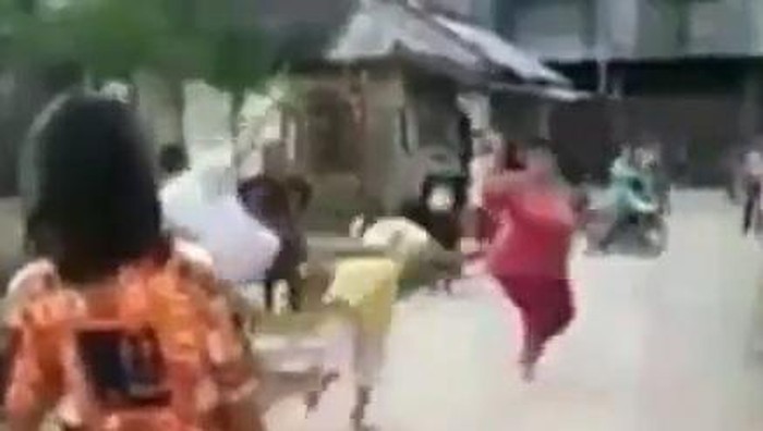Screenshot video viral bocah tendang wanita tua di Simalungun
