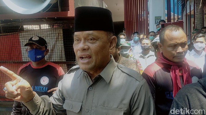 Massa yang tergabung dalam Koalisi Indonesia Tetap Aman (KITA) menolak acara silaturahmi yang dihadiri salah satu deklarator KAMI, Gatot Nurmantyo.