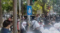 Dengan dikawal sejumlah orang, Gatot akhirnya meninggalkan lokasi menggunakan mobil berwarna hitam. Sementara massa pendemo terus melakukan orasi penolakan.