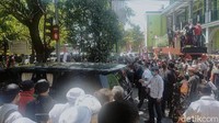 Pantauan detikcom, massa KITA mendatangi sebuah tempat di Jalan Jambangan Kebon Agung No 76, Surabaya. Mereka menolak acara KAMI yang akan digelar di Surabaya.
