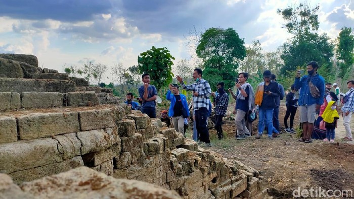 Situs Candi Patakan di Lamongan dianggap menyimpan mitos. Salah satu mitos yang masih diyakini yakni situs tersebut dianggap sebagai tempat persembunyian.