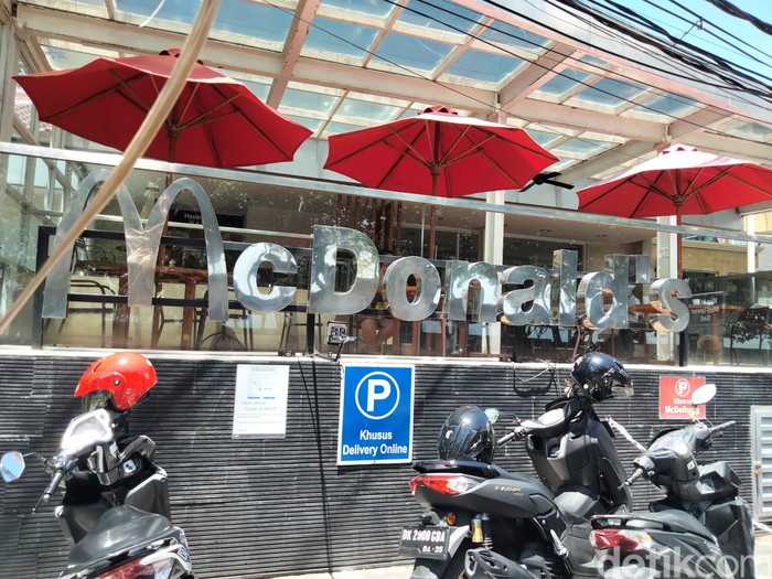 McDonalds Kuta, Badung, Bali dikabarkan akan ditutup secara permanen besok. Menjelang satu hari penutupan, McDonalds Kuta masih sepi pengunjung.