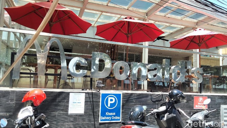 Suasana McDonals Kuta Bali Satu Hari Sebelum Ditumbangkan McDonalds Kuta, Badung, Bali dikabarkan akan ditutup secara permanen besok. Menjelang satu hari penutupan, McDonalds Kuta masih sepi pengunjung.