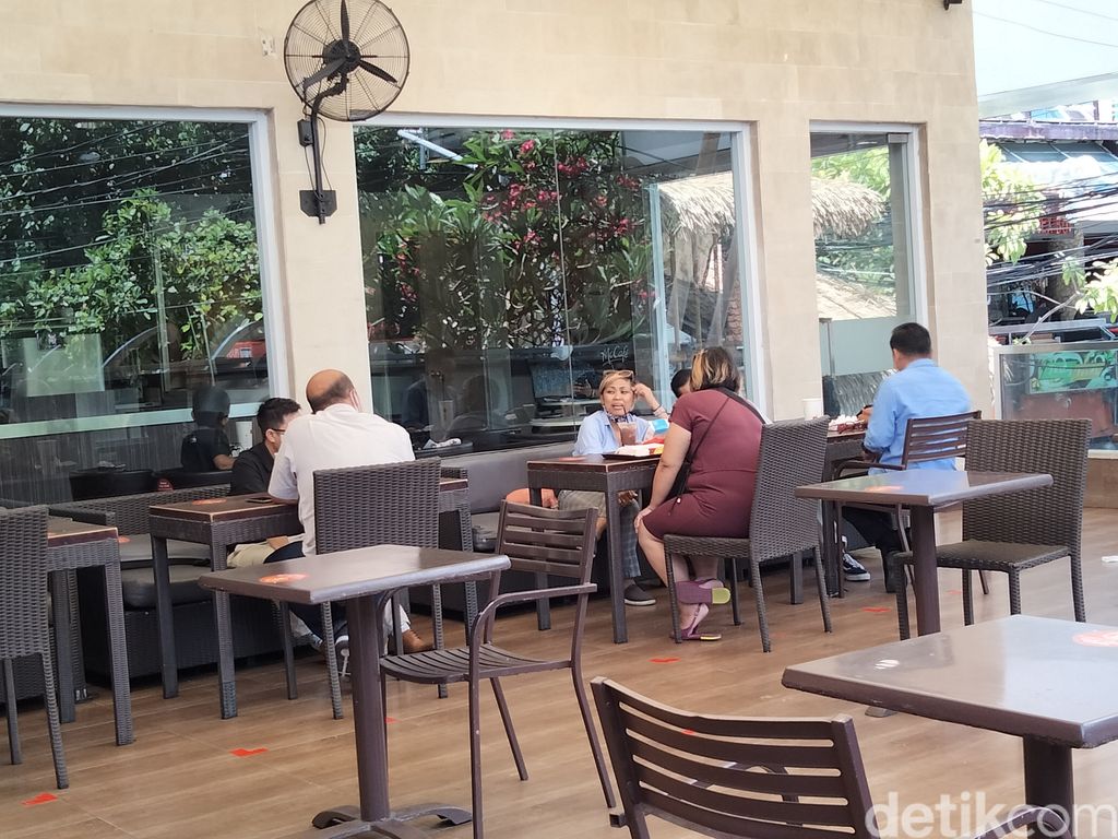 McDonald's Kuta, Badung, Bali dikabarkan akan ditutup secara permanen besok. Menjelang satu hari penutupan, McDonald's Kuta masih sepi pengunjung.