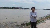 Mengabadikan momen di tepi Sungai Batanghari. (Foto: Lena Ellitan/dtraveler) ***   Artikel ini merupakan kiriman pembaca detikTravel, Lena Ellitan dan sudah tayang di dTravelers Stories. Anda punya pengalaman liburan lainnya, segera kirim ke detikTravel lewat tautan ini.