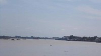 Tenangnya aliran air Sungai Batanghari. (Foto: Lena Ellitan/dtraveler)