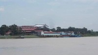 Rumah dan bangunan kokok di seberang sungai. (Foto: Lena Ellitan/dtraveler)