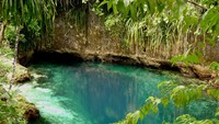 Sungai cantik ini bernama asli Hinatuan Enchanted River atau sungai tanpa dasar yang terletak di Hinatuan, Surigao del Sur, Filipina.