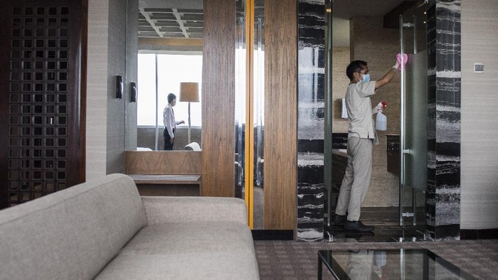Pekerja membersihkan ruangan dan kamar di Hotel Aston Pasteur, Bandung, Jawa Barat, Senin (28/9/2020). Perhimpunan Hotel dan Restoran Indonesia (PHRI) Jawa Barat mencatat tingkat penghunian kamar hotel menurun menjelang akhir September 2020 sekitar 15 persen dibanding bulan Agustus 2020 yang mencapai 22 - 27 persen akibat kurangnya kunjungan wisatawan menyusul pemberlakuan Pembatasan Sosial Berskala Besar (PSBB) di Jakarta. ANTARA FOTO/M Agung Rajasa/hp.