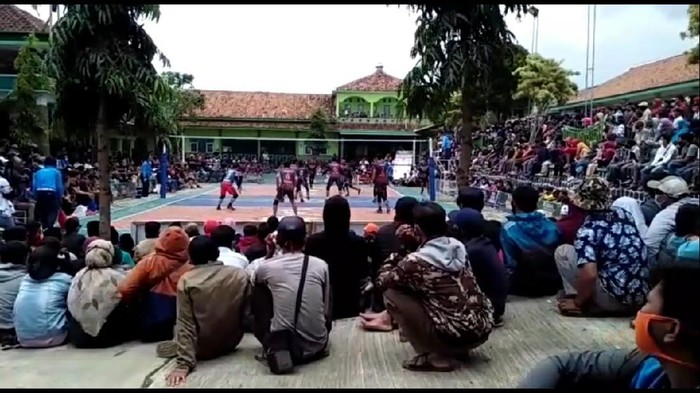 DIhadiri seribuan penonton, Turnamen voli putra dibubarkan