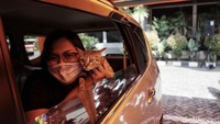 Pihak Dinas KPKP memberikan pelayanan vaksin via drive thru untuk menghindari penumpukan warga. 