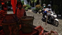Warga datang dengan mengendarai motor dan mobil.
