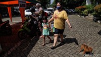 Warga juga menerapkan protokol kesehatan seperti memakai masker saat mendatangi posko kesehatan bagi hewan penular rabies.