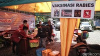 Tidak semua warga mengikuti sistem drive thru. Sebagian dari mereka mengantre dengan membawa kandang hewan peliharaan.