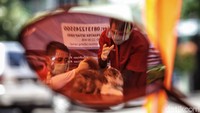 Dokter hewan sedang memberikan vaksin rabies kepada kucing.
