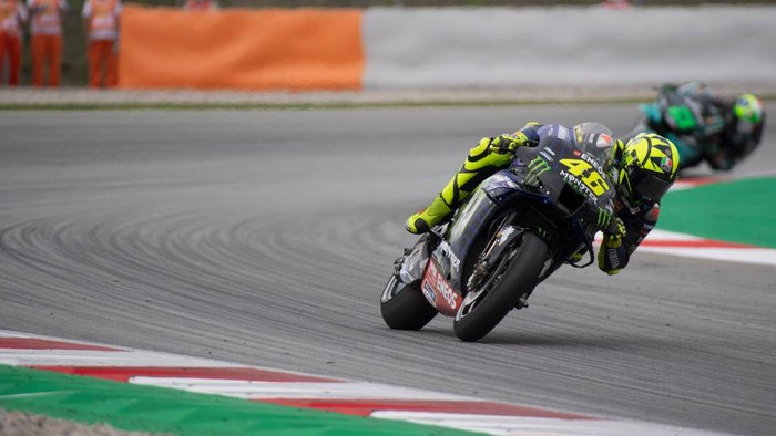 BARCELONA, SPAIN - SEPTEMBER 27: Valentino Rossi of Italy and Monster Energy Yamaha MotoGP Team heads down a straight during the MotoGP race during the MotoGP of Catalunya: Race during the MotoGP of Catalunya at Circuit de Barcelona-Catalunya on September 27, 2020 in Barcelona, Spain. (Photo by Mirco Lazzari gp/Getty Images)