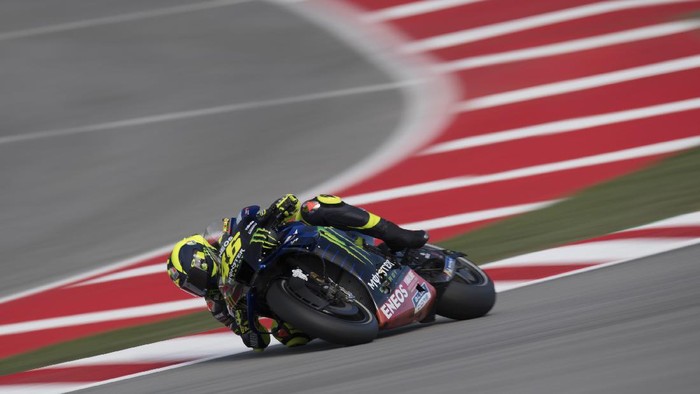 BARCELONA, SPAIN - SEPTEMBER 26: Valentino Rossi of Italy and Monster Energy Yamaha MotoGP Team
 rounds the bend during the MotoGP of Catalunya: Qualifying during qualifying for the MotoGP of Catalunya at Circuit de Barcelona-Catalunya on September 26, 2020 in Barcelona, Spain. (Photo by Mirco Lazzari gp/Getty Images)