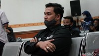 Beberapa kali Bibi menunjukkan gestur gelisah dalam sidang tersebut. Pool/Palevi S/detikFoto.