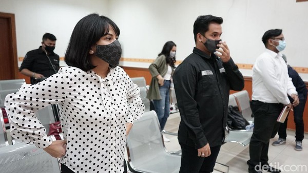 Vanessa Angel Ditegur saat Sidang, Ada Apa?
