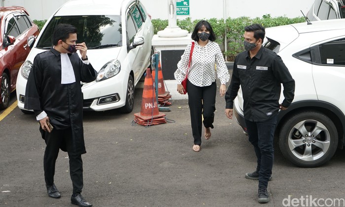 Vanessa Angel dan Bibi Vanessa Angel dan Bibi Ardiansyah saat ditemui di PN Jakarta Barat.