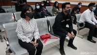 Bibi setia menemani Vanessa menjalani sidang kasus narkoba. Pool/Palevi S/detikFoto.