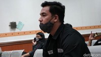 Bibi Adriansyah pun tampak cemas saat menyaksikan persidangan sang istri dengan agenda keterangan saksi ahli. Pool/Palevi S/detikFoto.