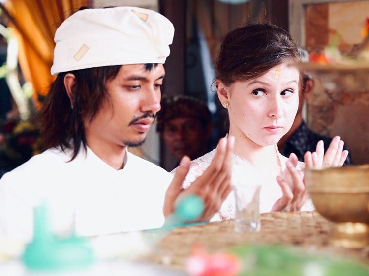 Potret Bule yang Nikahi Pria Bali, Dianggap Cantik Tapi Bukan Istri yang Baik