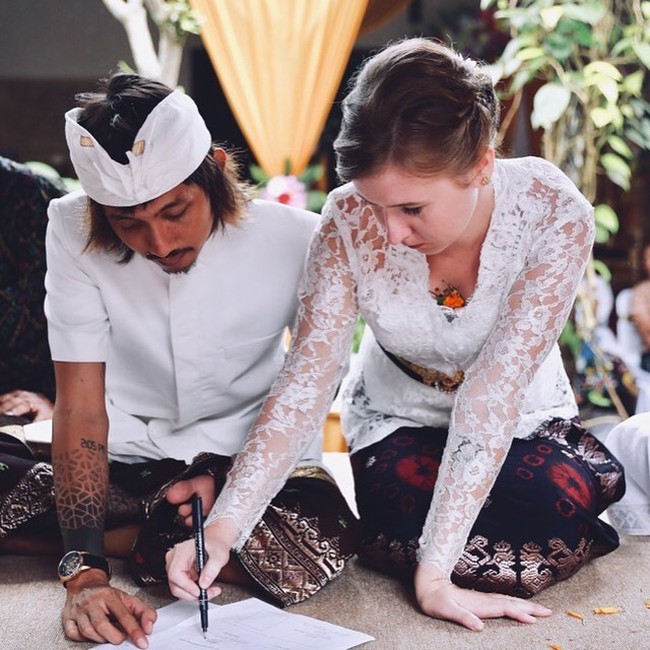 Dilansir Brightside, Veronika bertemu dengan suaminya ketika sempat kehilangan paspornya di Indonesia. Ketika menikah dan tinggal di Bali, ia pun menemukan sejumlah hal unik. Salah satunya dianggap cantik untuk kebanyakan orang Indonesia karena berkulit putih dan berhidung mancung. Padahal ia sendiri sepertinya kurang menyukai hidungnya. Tapi hal yang paling penting adalah hidungku yang panjang dan besar. Semua orang menyukainya, Foto: Instagram @vero_bule