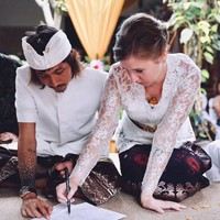 Dilansir Brightside, Veronika bertemu dengan suaminya ketika sempat kehilangan paspornya di Indonesia. Ketika menikah dan tinggal di Bali, ia pun menemukan sejumlah hal unik. Salah satunya dianggap cantik untuk kebanyakan orang Indonesia karena berkulit putih dan berhidung mancung. Padahal ia sendiri sepertinya kurang menyukai hidungnya. Tapi hal yang paling penting adalah hidungku yang panjang dan besar. Semua orang menyukainya, Foto: Instagram @vero_bule
