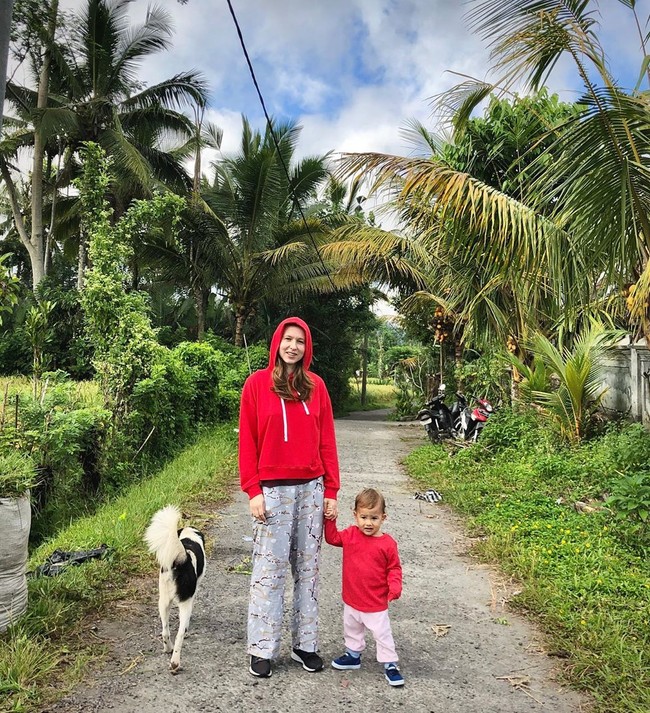 Hal lain yang disorotinya adalah cara membesarkan anak. Veronika mengaku kurang suka jika saudara-saudara suaminya memberikan makanan tertentu pada anaknya tanpa memberitahukan dia terlebih dahulu. Itu adalah masalah besar bagiku dan tidak banyak yang bisa aku lakukan, tulisnya. Foto: Instagram bule_vero