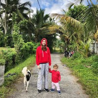 Hal lain yang disorotinya adalah cara membesarkan anak. Veronika mengaku kurang suka jika saudara-saudara suaminya memberikan makanan tertentu pada anaknya tanpa memberitahukan dia terlebih dahulu. Itu adalah masalah besar bagiku dan tidak banyak yang bisa aku lakukan, tulisnya. Foto: Instagram bule_vero